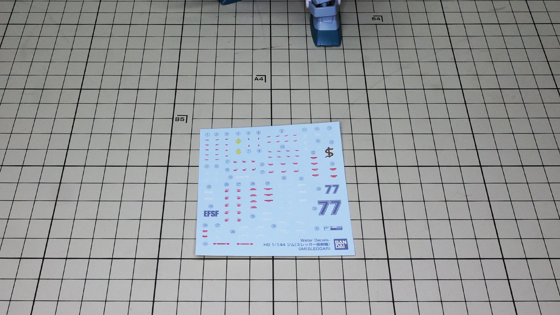 デカール台紙から……