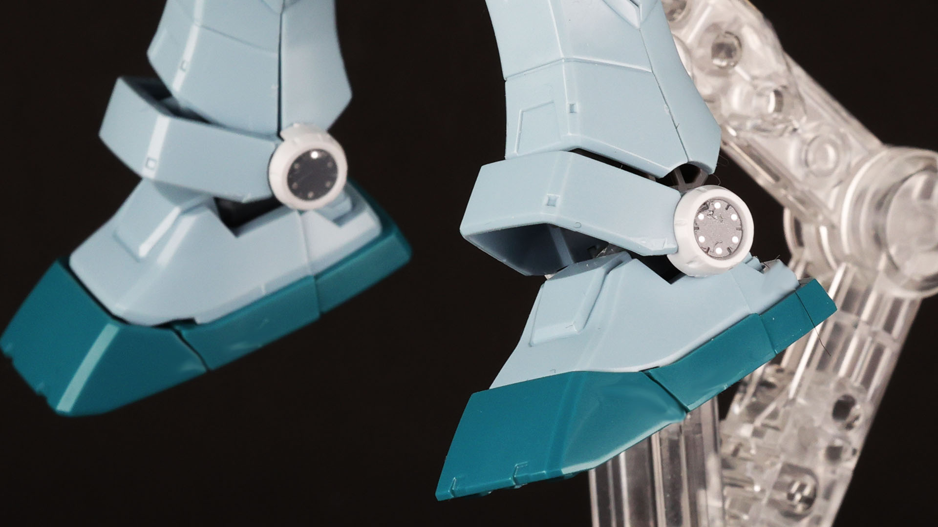 塗装では難しいディテールはシールで再現できます