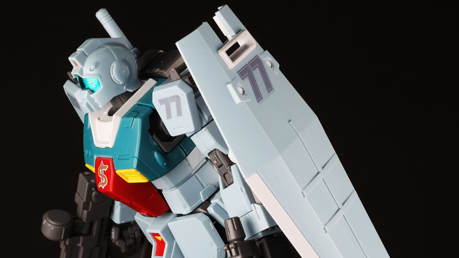 シールド上部には切り欠きがあるデザイン