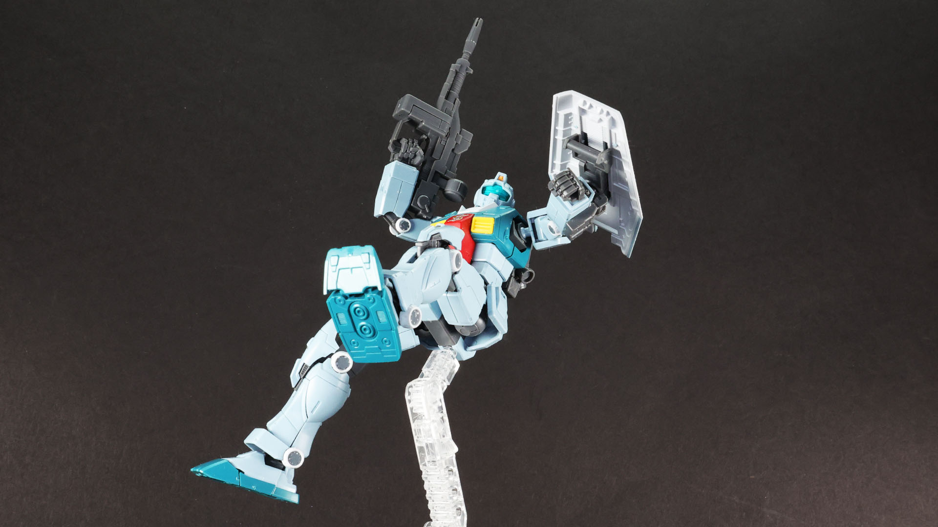 腰の回転によって背後の敵も狙える！