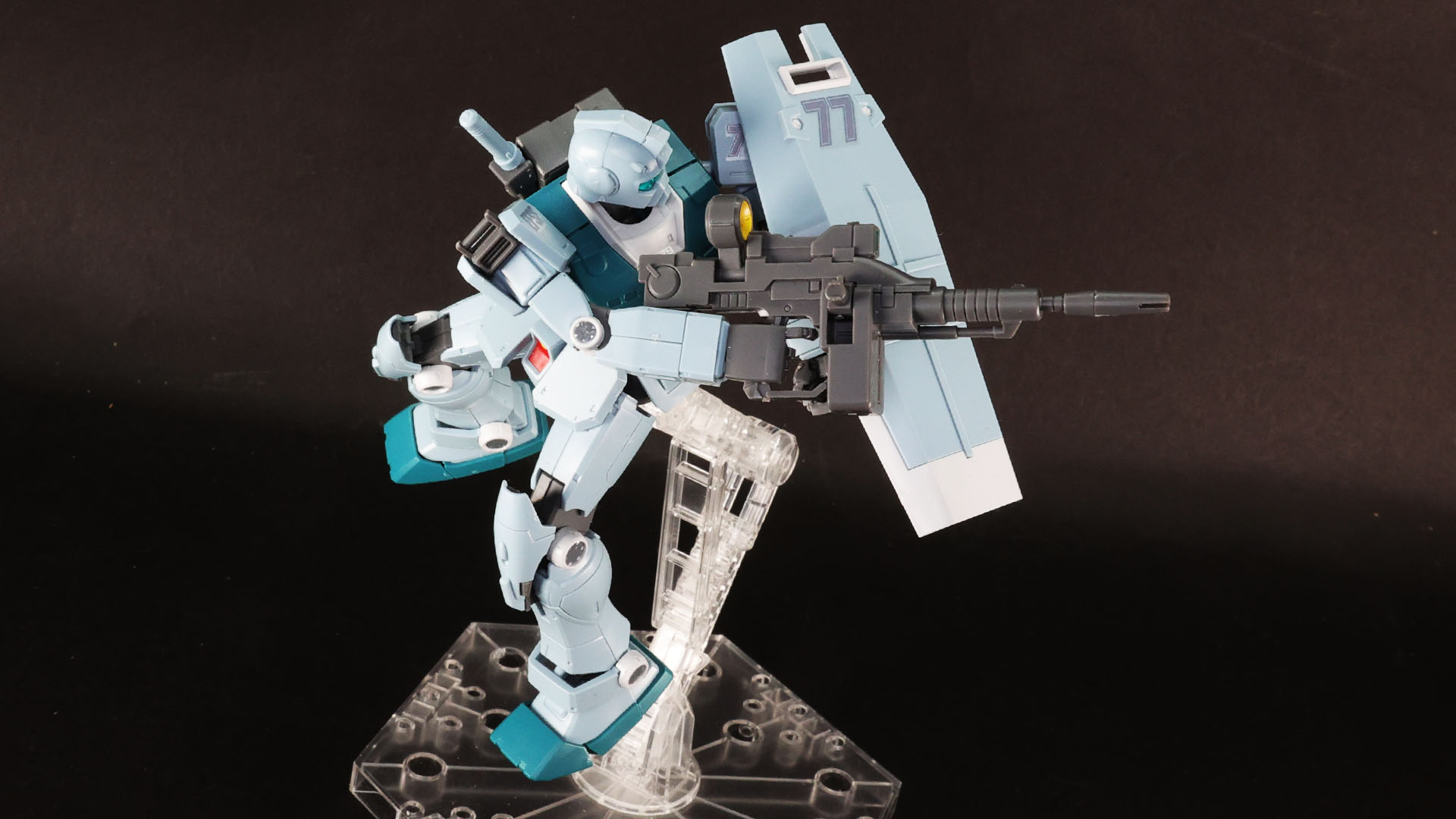 腰の回転によって背後の敵も狙える！