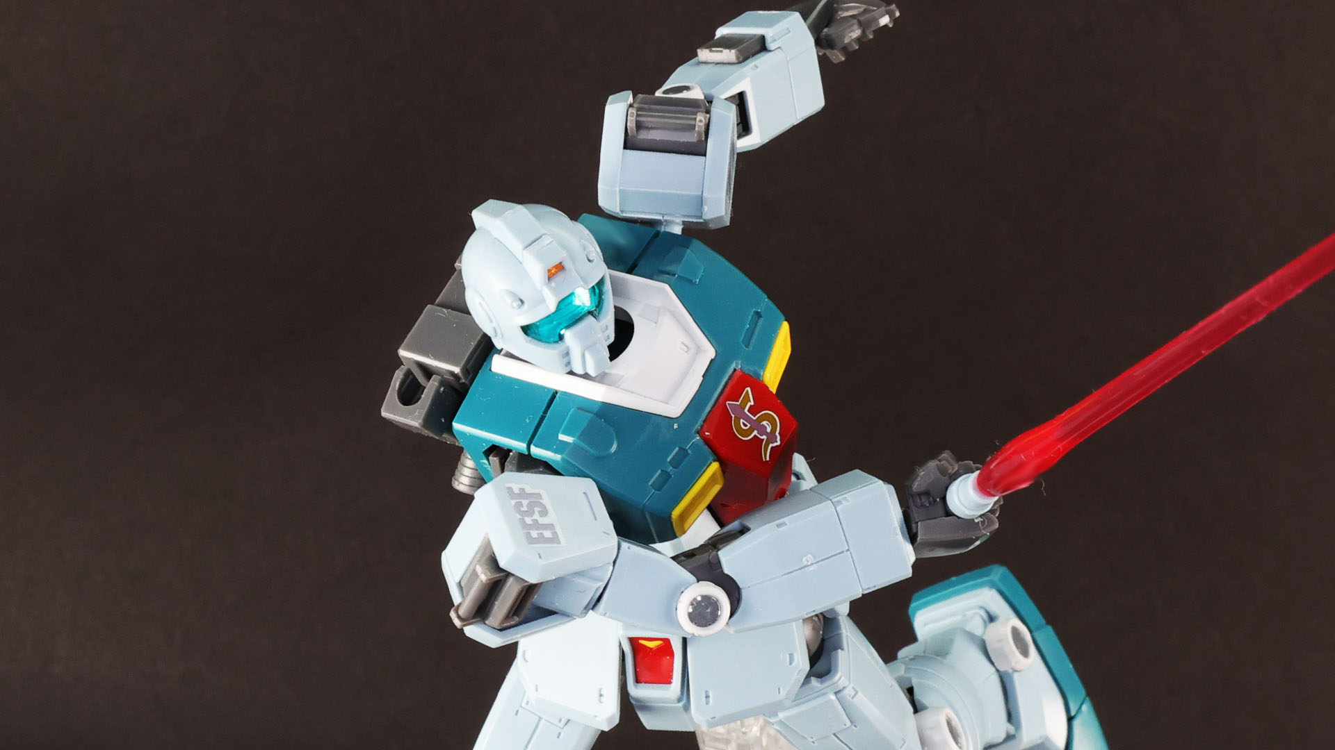 左腕・前腕にあるガトリングガン一斉射！