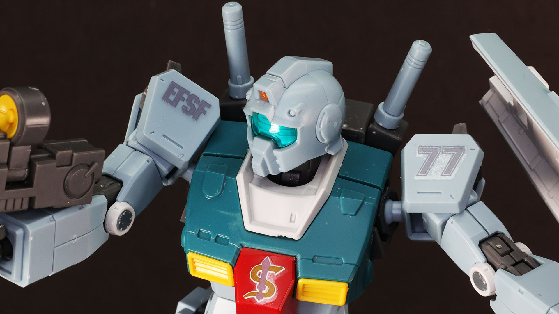 胸部“RGM-79”のデカールがはがれてしまいました。デカール貼った後はクリアーでコーティングすることをお勧めします