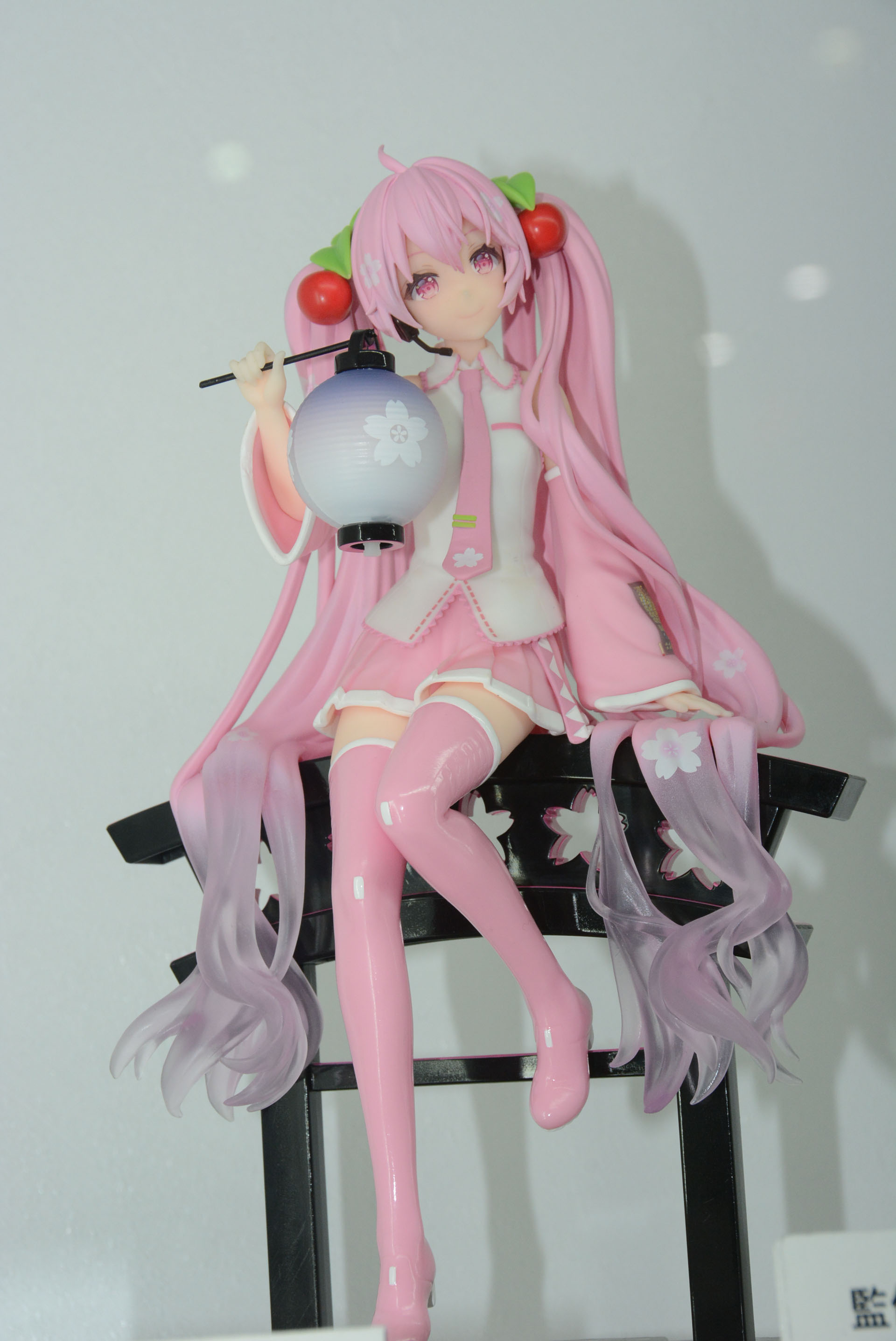 グラデーション塗装が施された温かみを感じさせる提灯。布の柔らかさが感じられる服