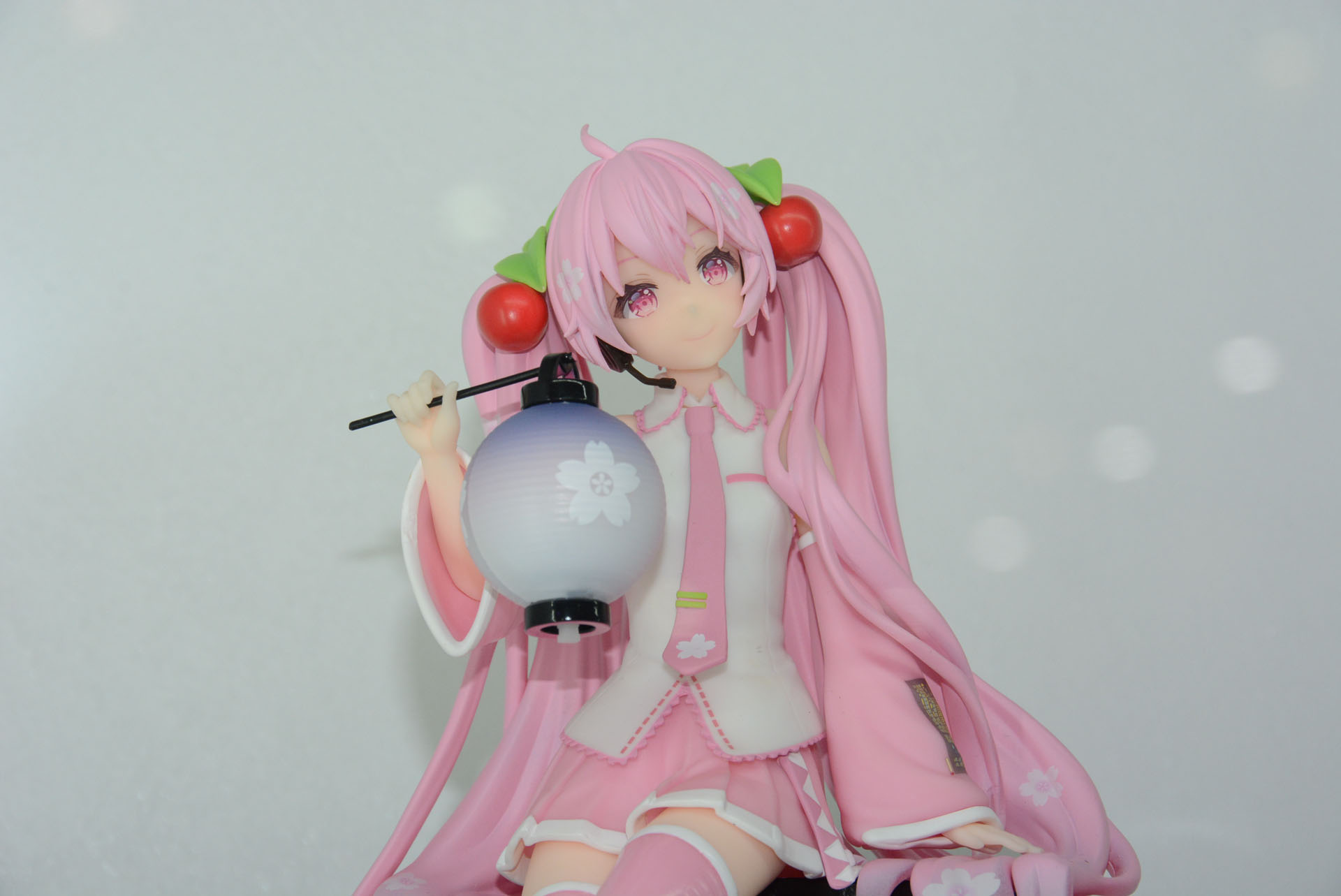 グラデーション塗装が施された温かみを感じさせる提灯。布の柔らかさが感じられる服