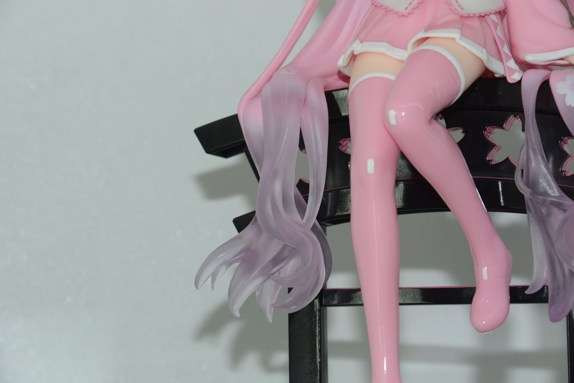 毛先が透明に変わる髪の毛の表現。エナメル加工のブーツとの対比も注目。電池(別売り)を入れると提灯を光らせることができるという