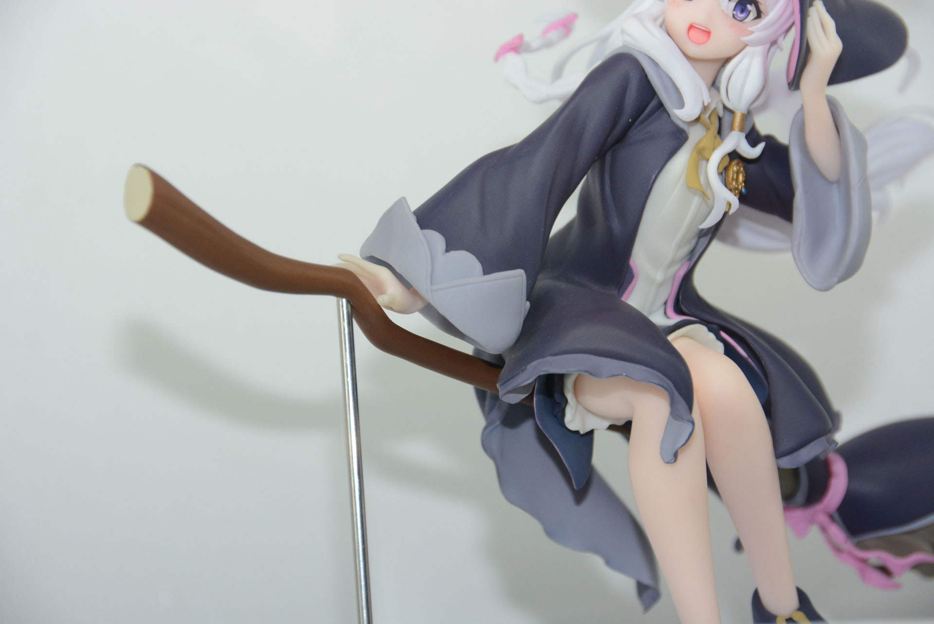 風を感じさせる魔女服。ボリュームのある布の表現が素晴らしい