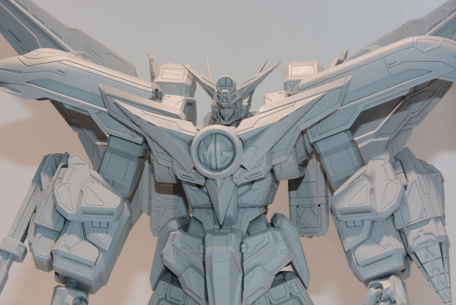 開発者お気に入りの"胸の薄さ"。合体機構があるとかなり分厚くなってしまうのだが、グレート合体状態でデザインされたバランスは、本商品の大きな魅力だ