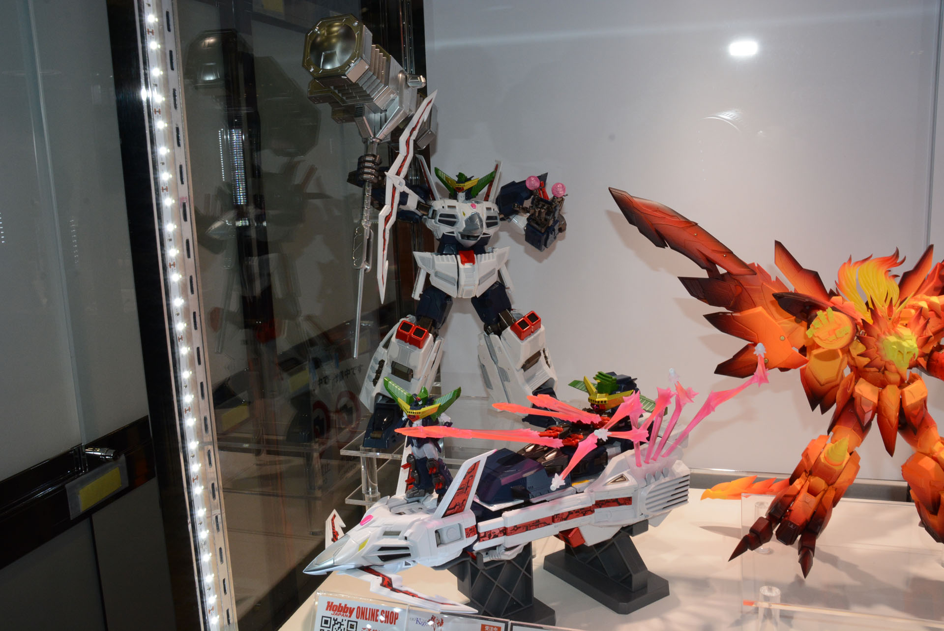 現在受注中の「AMAKUNI機神 キングジェイダー」に「AMAKUNI機神 キングジェイダーオプションパーツ」がさらに公開。銀色に輝く「シルバリオンハンマー」を持っているが……こちらも続報に期待だ