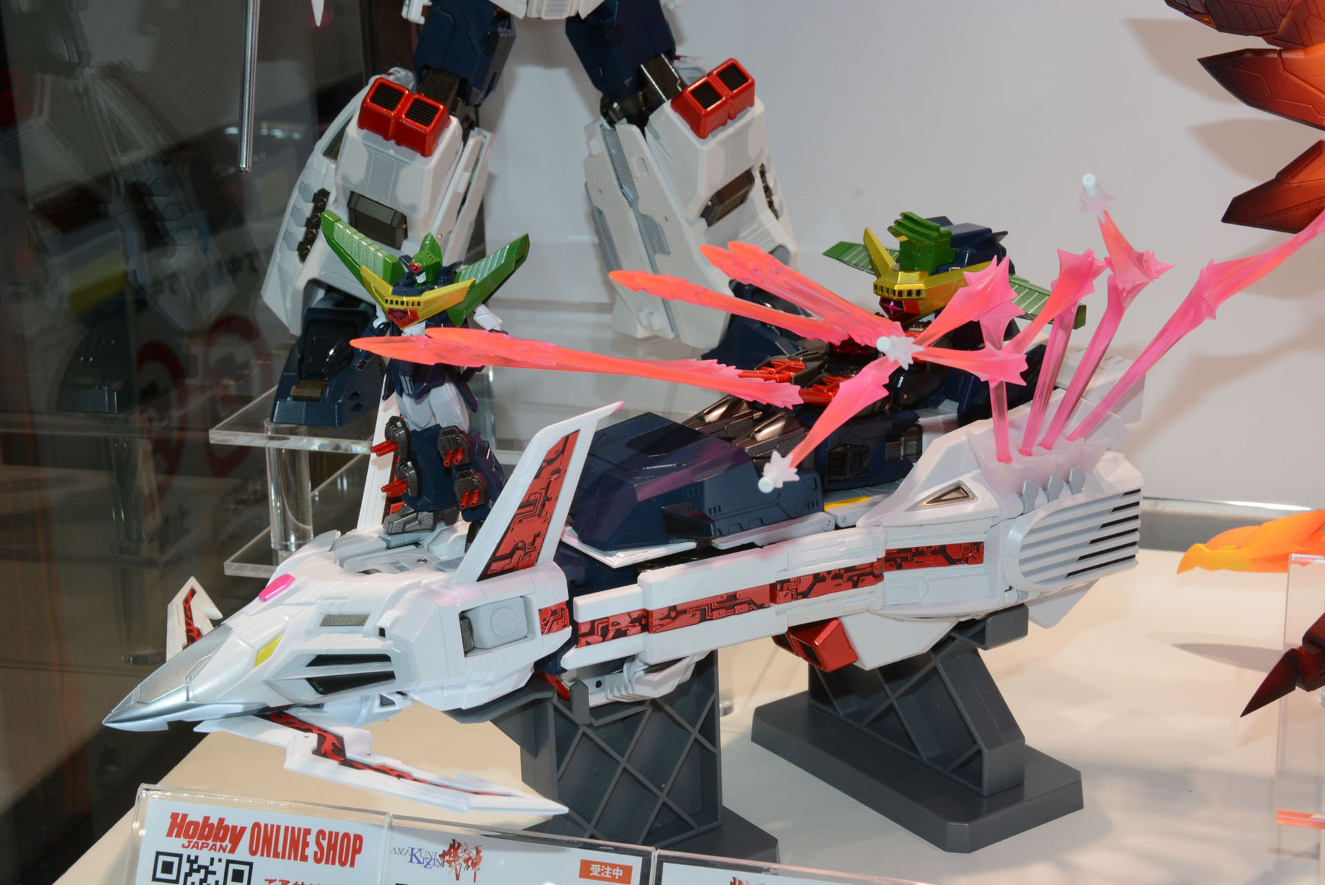 現在受注中の「AMAKUNI機神 キングジェイダー」に「AMAKUNI機神 キングジェイダーオプションパーツ」がさらに公開。銀色に輝く「シルバリオンハンマー」を持っているが……こちらも続報に期待だ