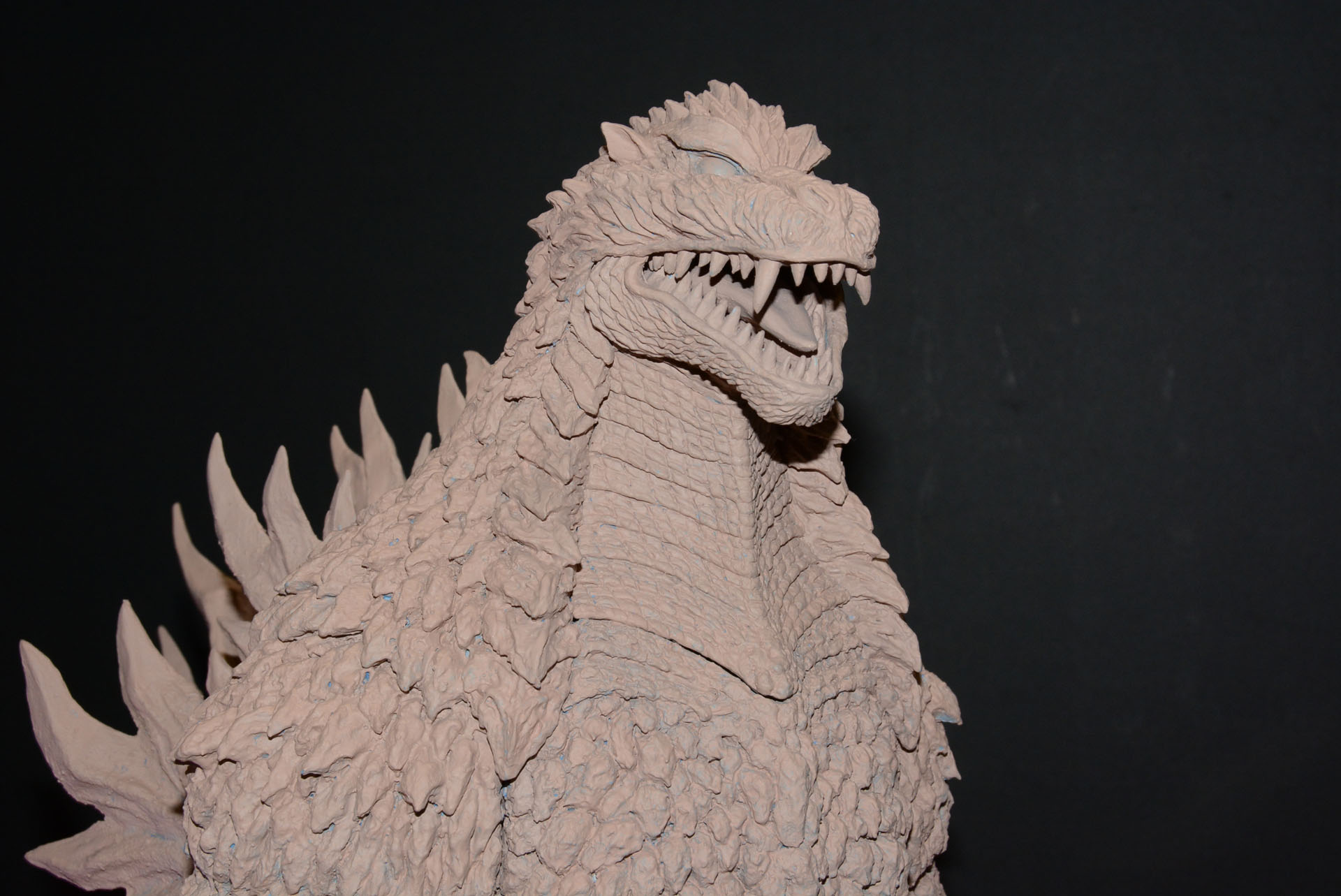 顔、首、胸から腕、すべてのうろこの流れが独特だ。このディテールはさらにブラッシュアップされるという