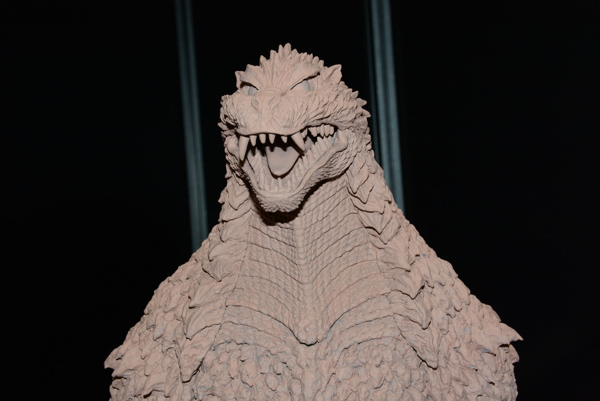 顔、首、胸から腕、すべてのうろこの流れが独特だ。このディテールはさらにブラッシュアップされるという