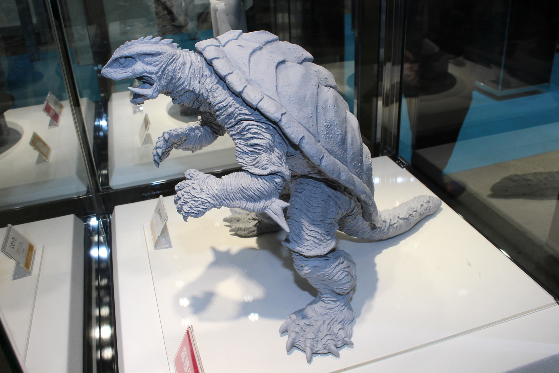 未塗装の段階でも生物感のある造形が素晴らしい。ガンバスターとともに、製品は塗装済完成品として発売される