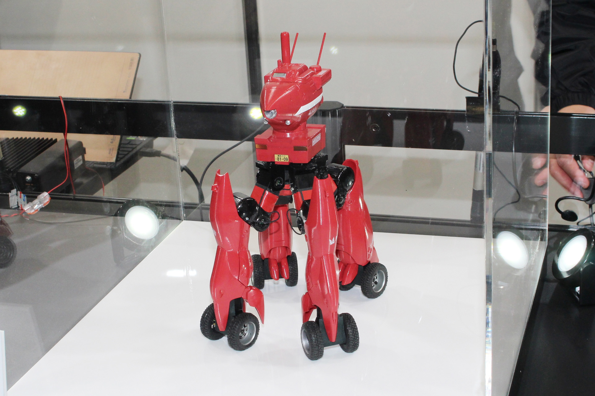 第一回幕張国際レイバーショウに登場した電動クラブマン・ハイレッグ。篠原重工製の整地作業用レイバーで、クラブマンの輸出上位機種という設定がある