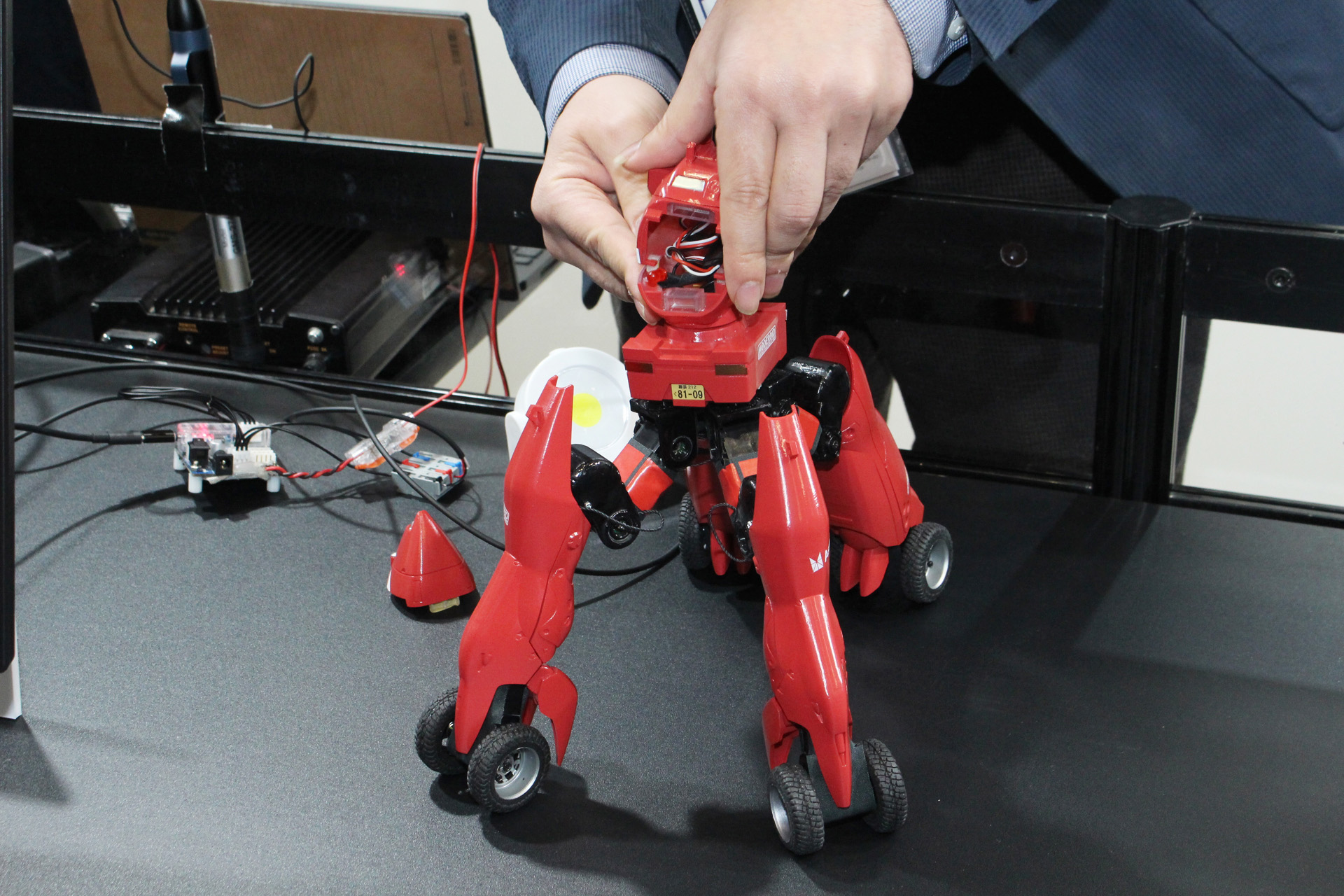 本体上部を外して有線制御に。「劇場版2」のイクストルを思い出したのは筆者だけだろうか