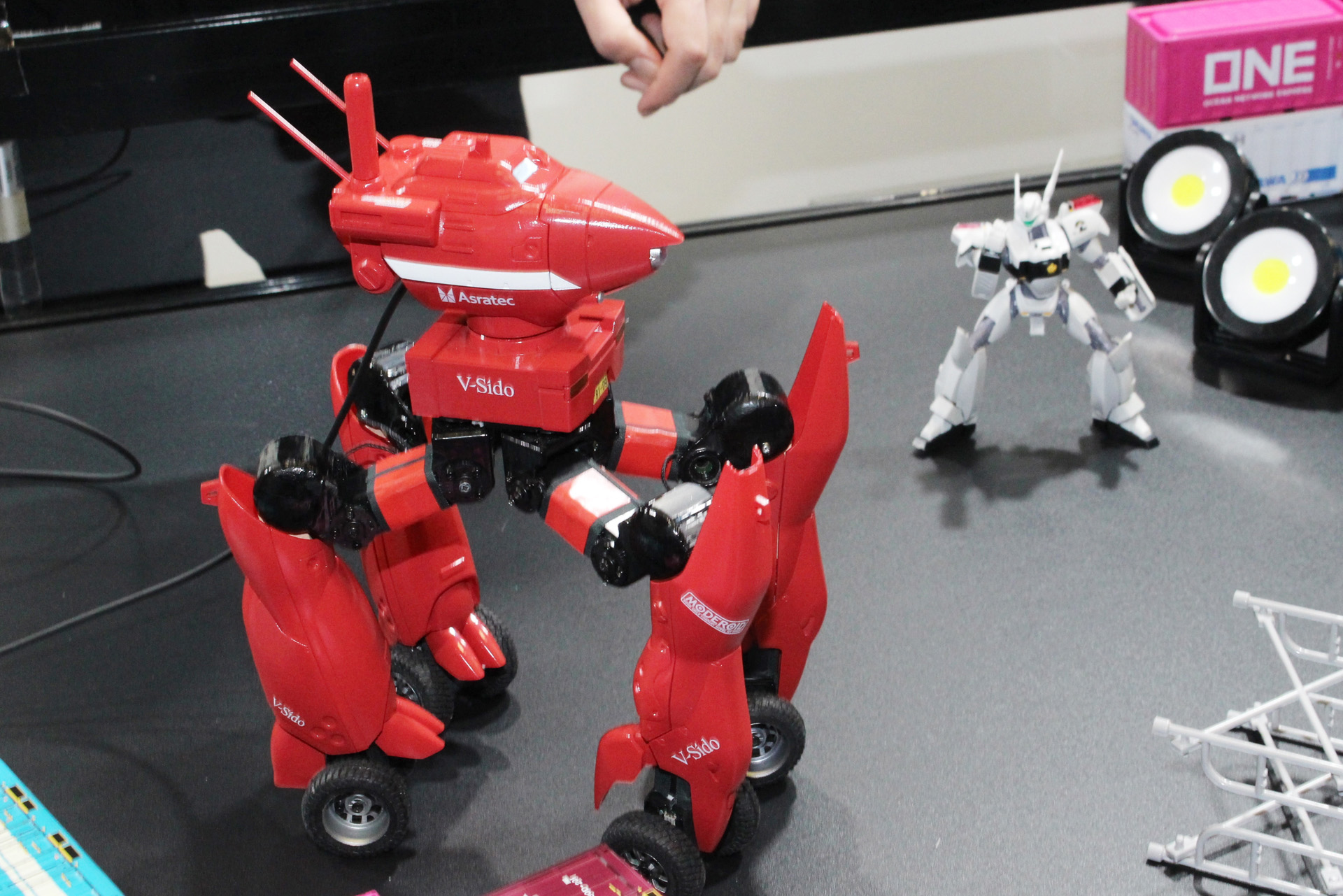 可動準備が完了した電動クラブマン・ハイレッグ。右に見えるMODEROIDのイングラムよりもスケール的に大きい