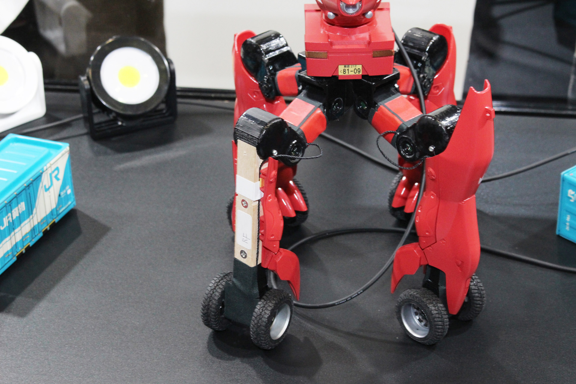 脚部の骨組みは木材でできているなど手作り感もある