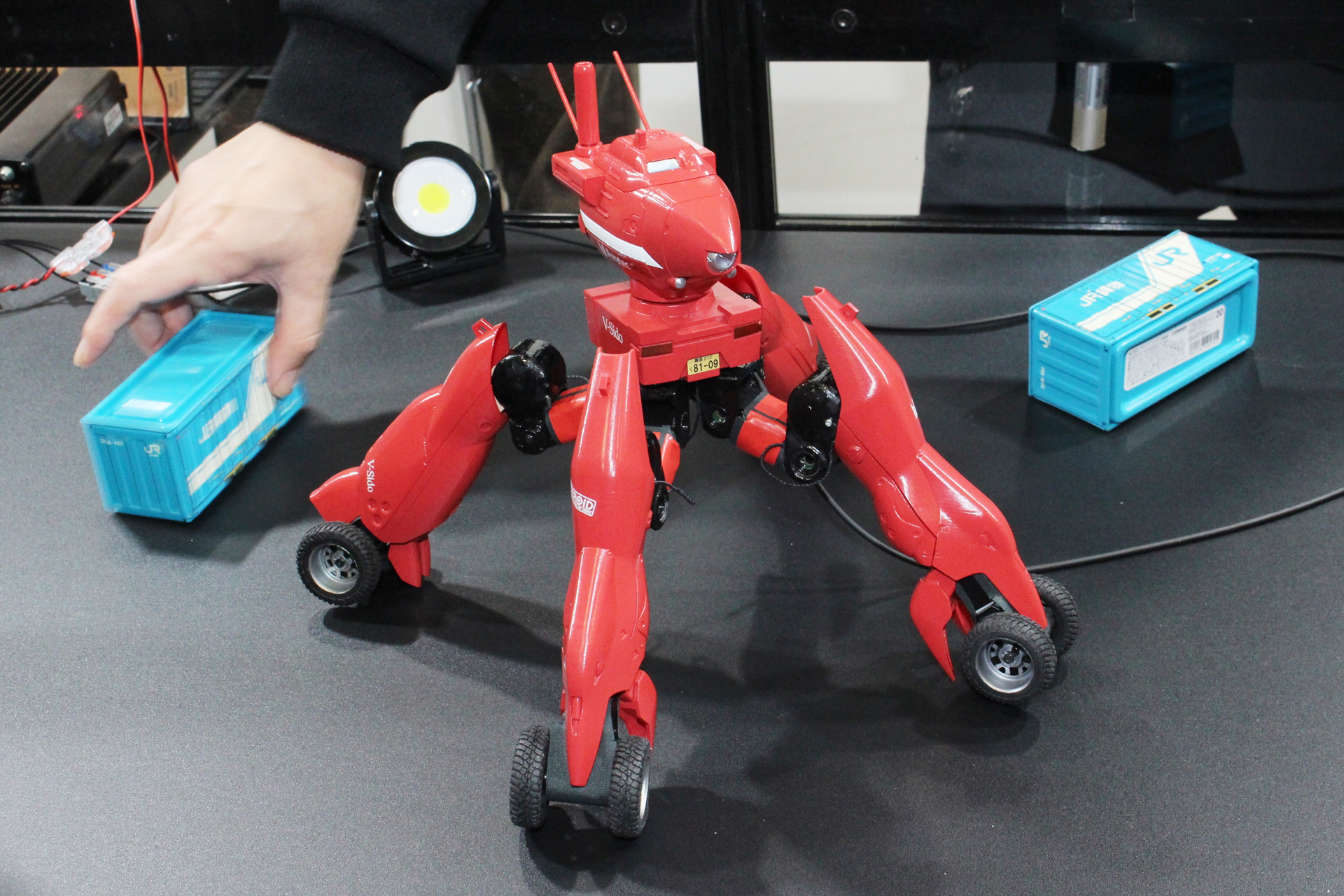 クラブマン・ハイレッグらしいハの字開脚を見せると、見ているファンから「おおっ」という声が上がった。このポーズで静止するのは、モーターにかなりの負荷がかかるそうだ