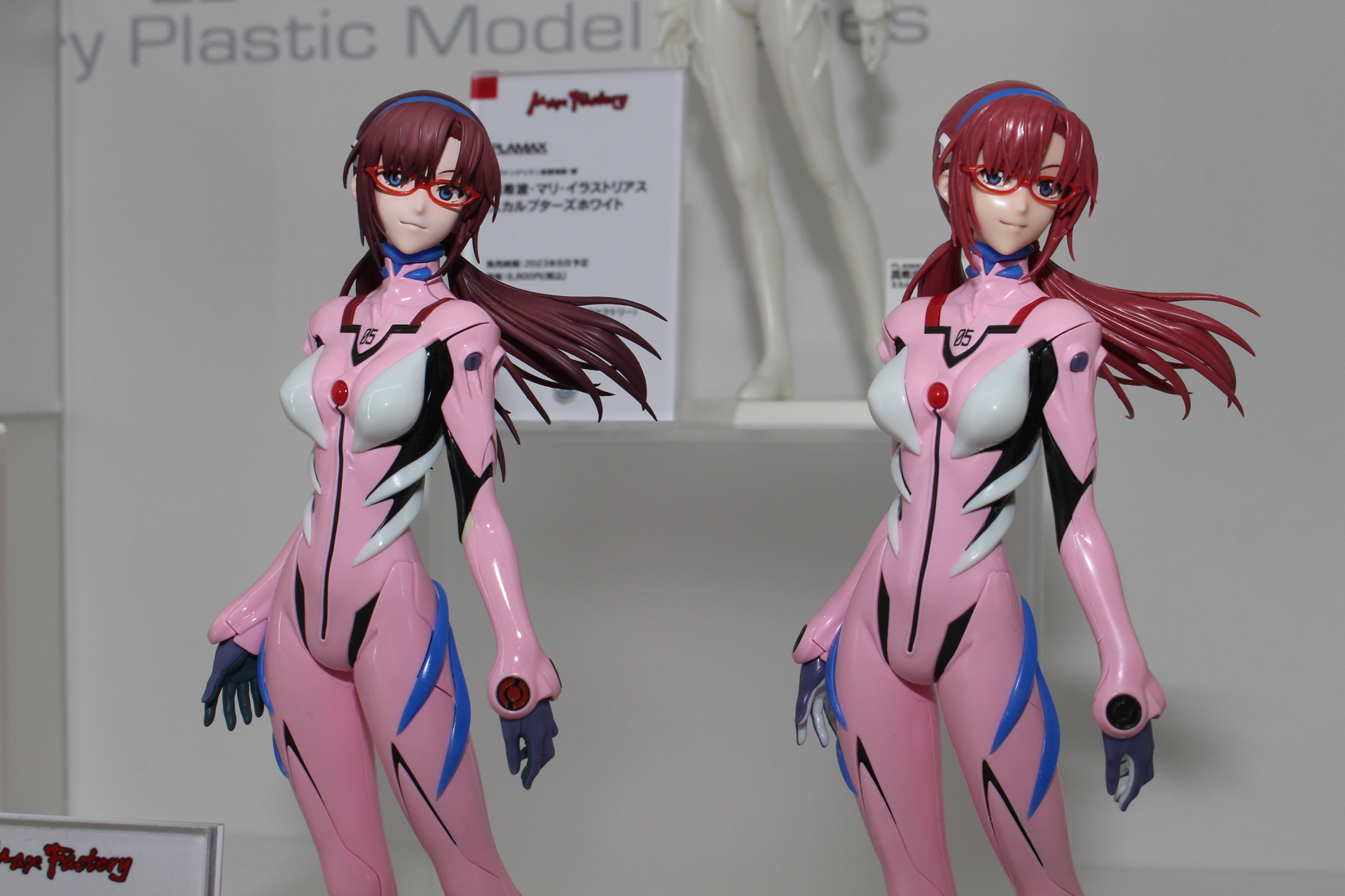 「ヱヴァンゲリヲン新劇場版：破」より「真希波・マリ・イラストリアス」。右は未塗装で組み立てたもの