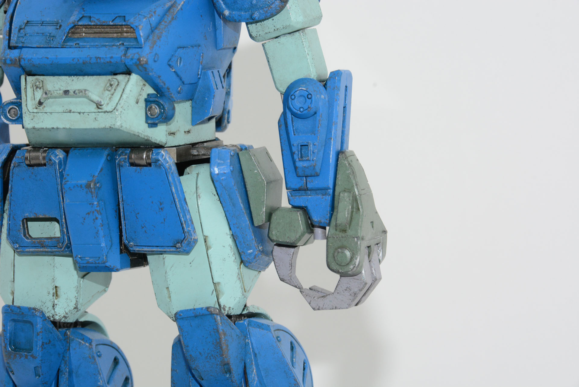 左手の大型アイアンクローが大きな特徴