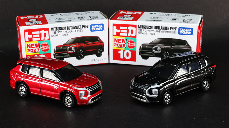 左（レッド）が通常仕様、右（ブラック）が初回特別仕様