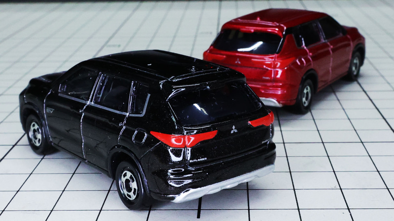 リアのコンビランプも塗装で再現