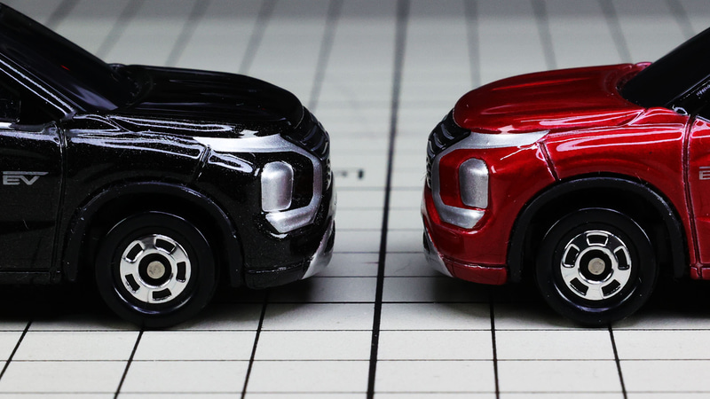 車体の両サイドに給油と電源口が存在するのがPHEVの証