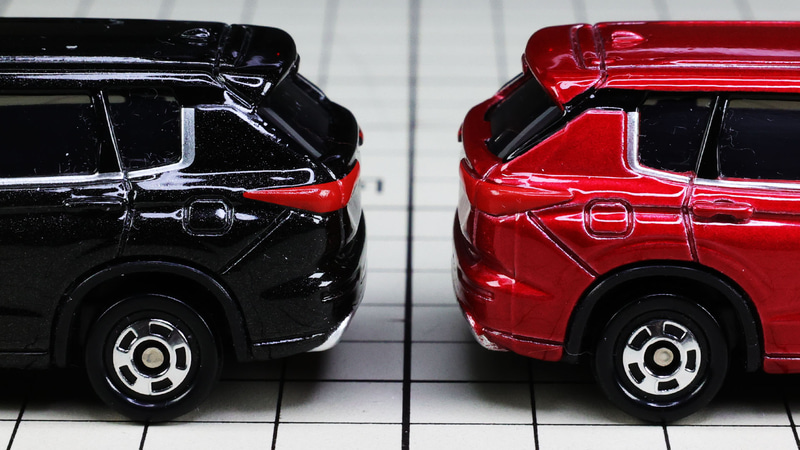 車体の両サイドに給油と電源口が存在するのがPHEVの証