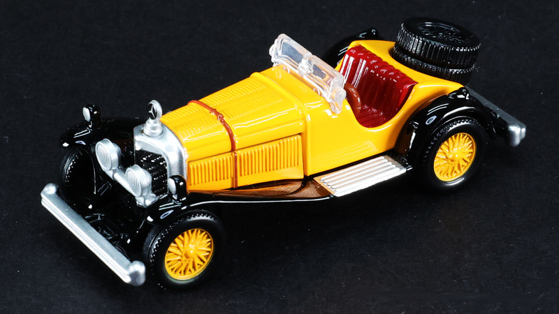 クラシックレーシングカーのスタイルは今の目で見ても流麗であり迫力があります