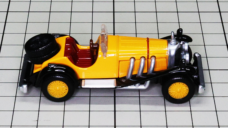 サイド：流麗なレーシングカーシルエットを再現