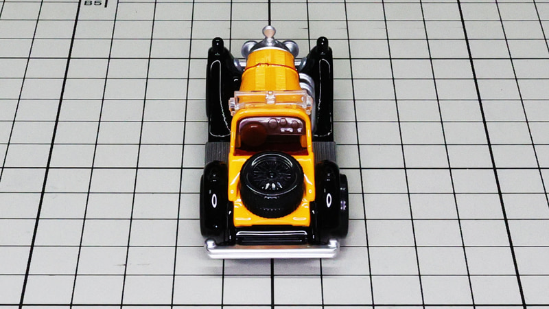 リア：スペアタイヤを2本積む迫力のリアシルエット