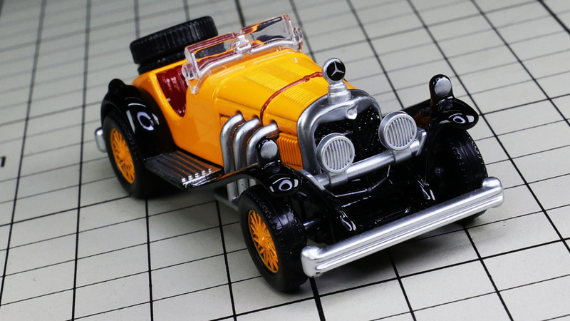 ヘッドライトの縦縞もモールドされています