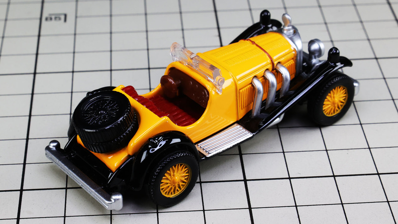 エンジンから延びるエグゾーストパイプがスケールを超えたディテールで魅せます