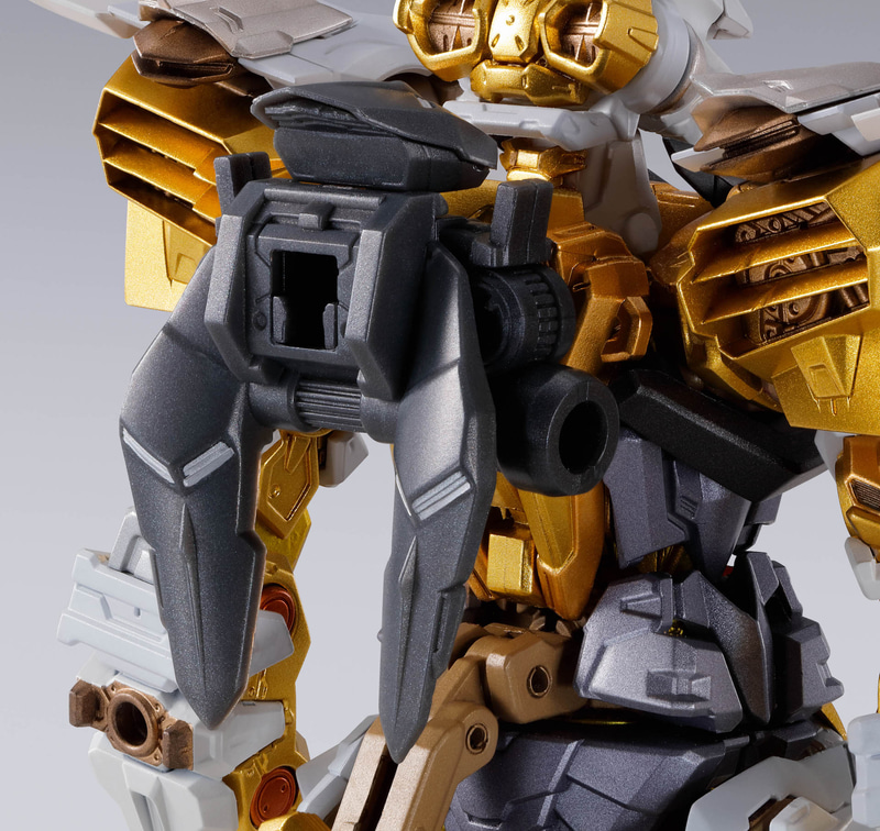 ストライカーパックとの連動が可能な背部ジョイントパーツが付属。各ストライカーパックの装着ができる