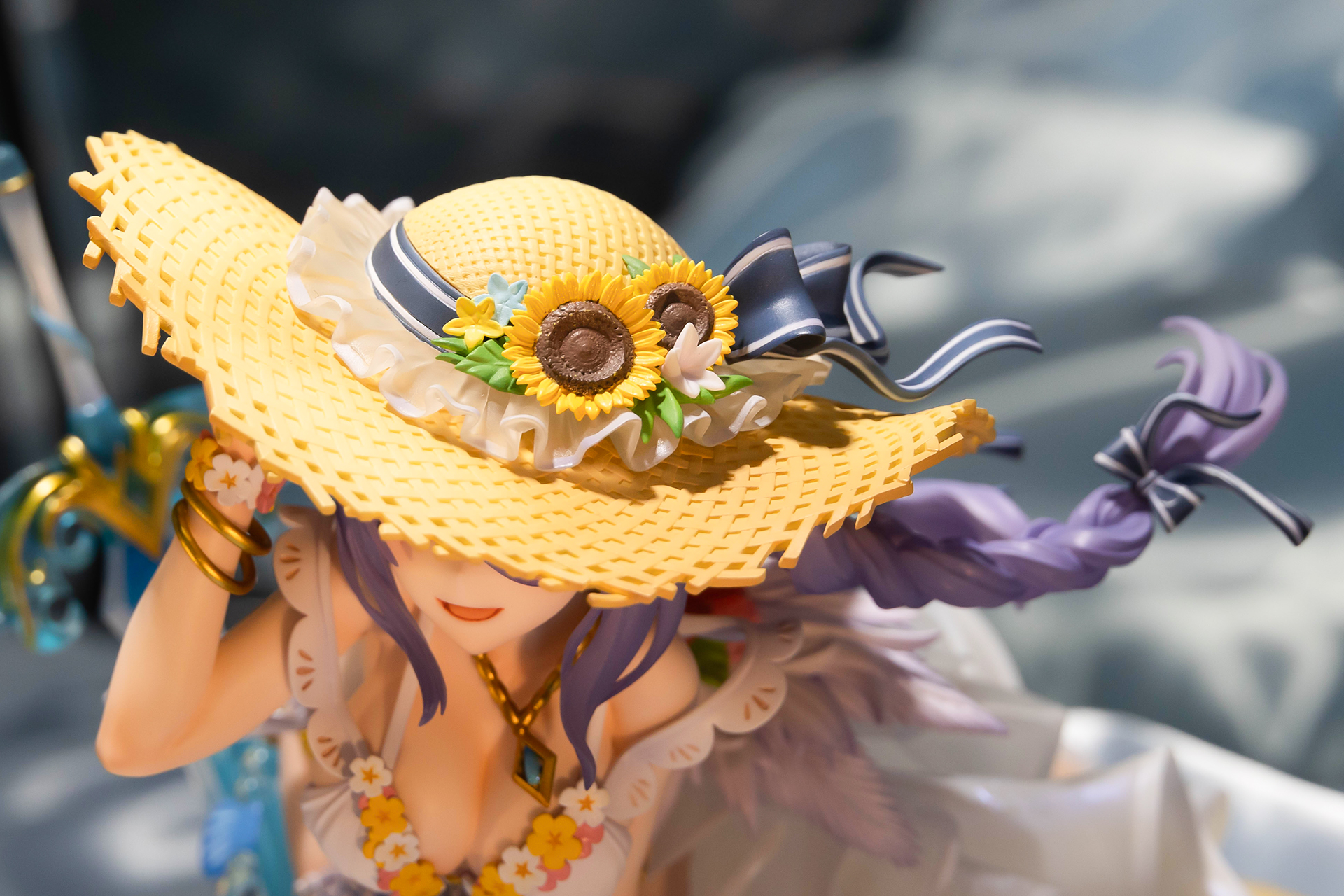 麦わら帽子も装飾品が多数付けられている