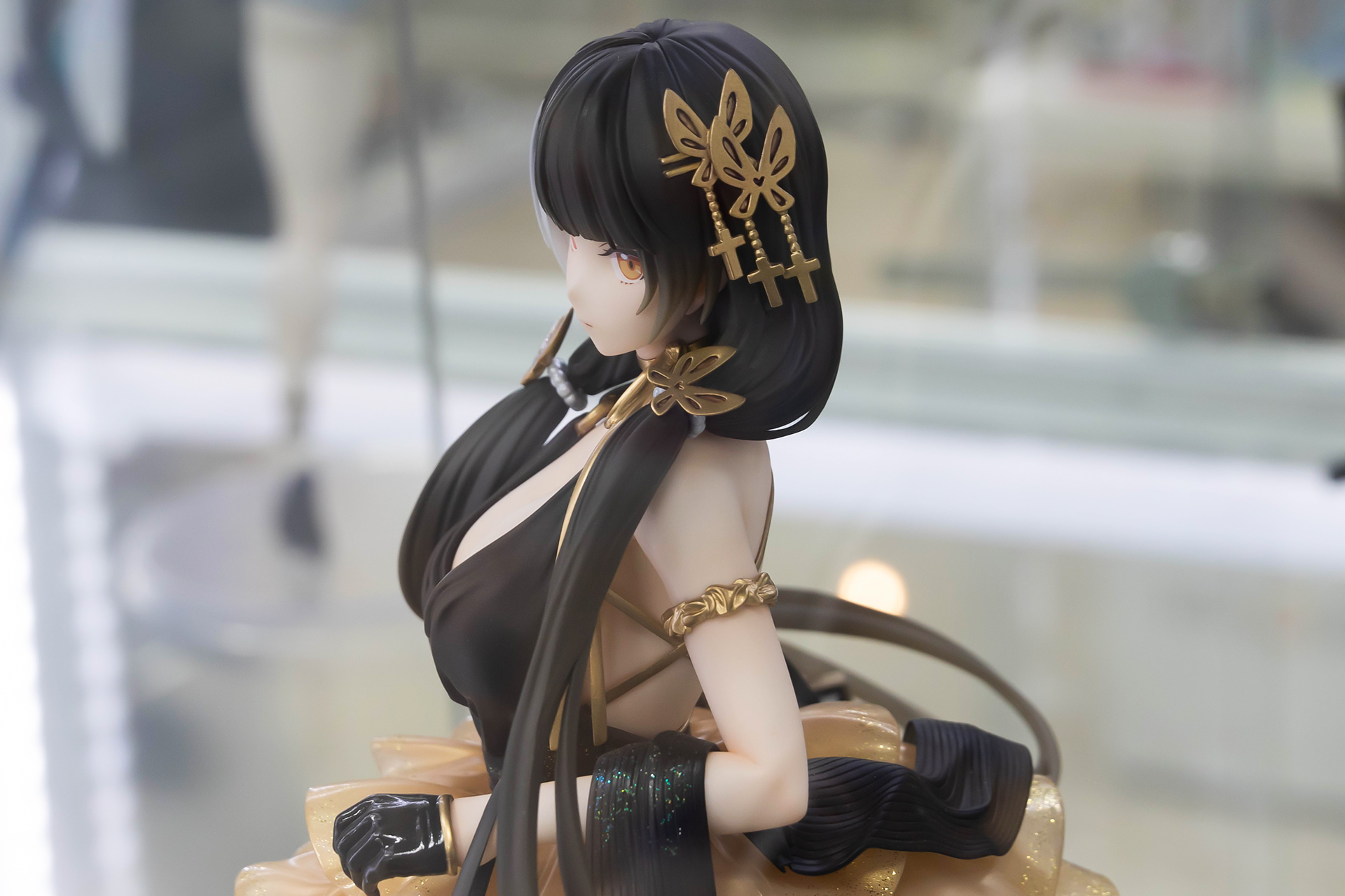 髪に付けた蝶の髪飾りも、このように再現されている