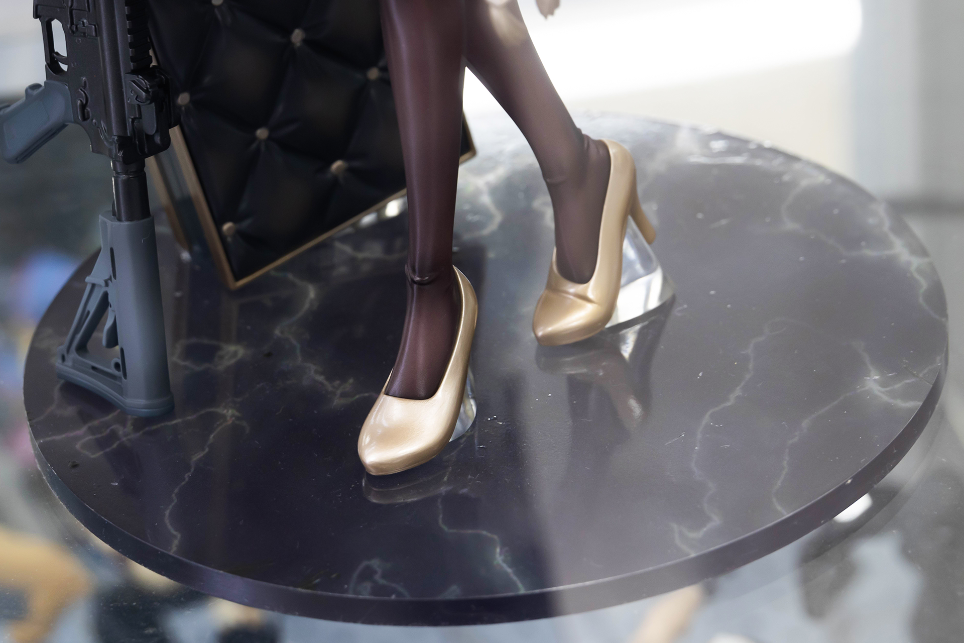 台座部分は大理石のような感じになっている