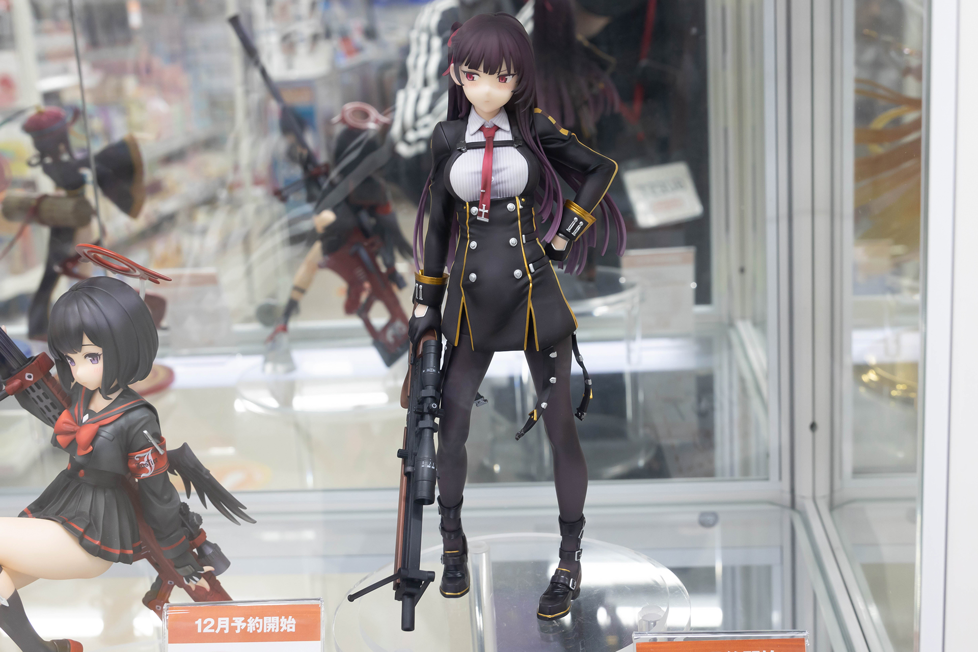 フィギュアの全高は約230mmと、1/7スケールの標準的なサイズ感だ