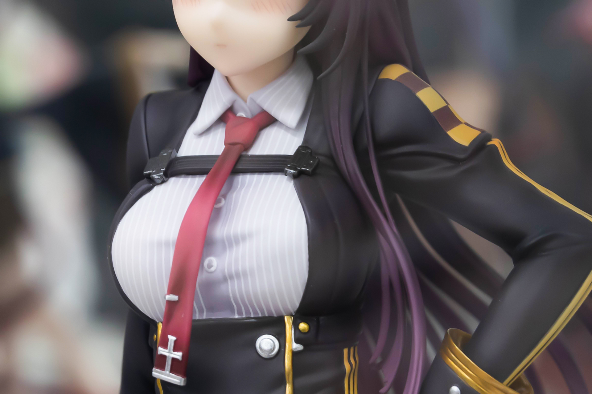 胸を強調したような衣装になっており、こちらもついつい目が行きがちだ