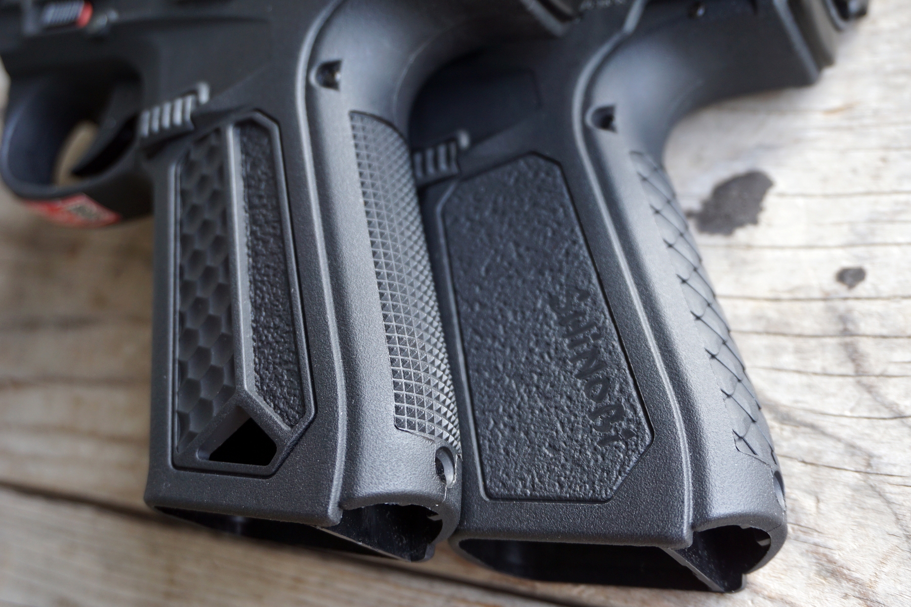 「AAP01 アサシン」（左）と「AAP01C アサシンコンパクト」（右）のグリップ部