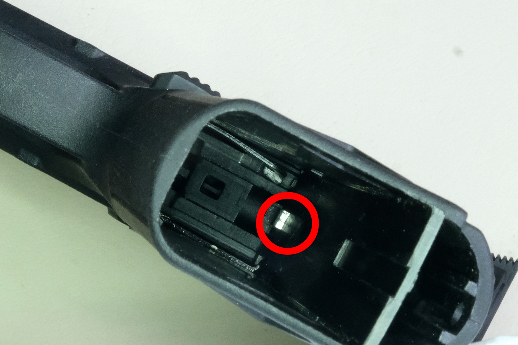 コッキングすると銀色のインナーハンマーは引っ込む