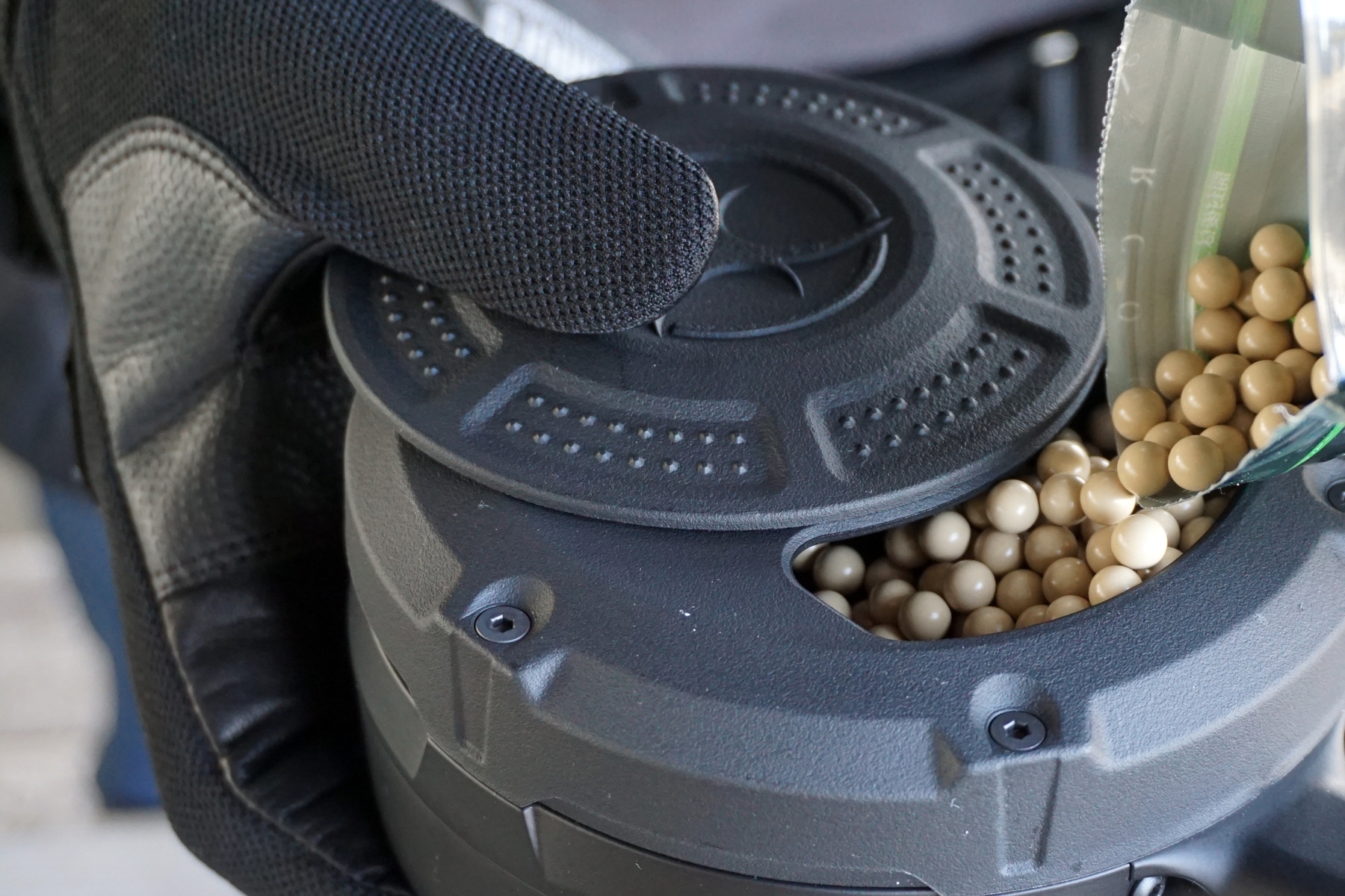 BB弾はジャラジャラ給弾