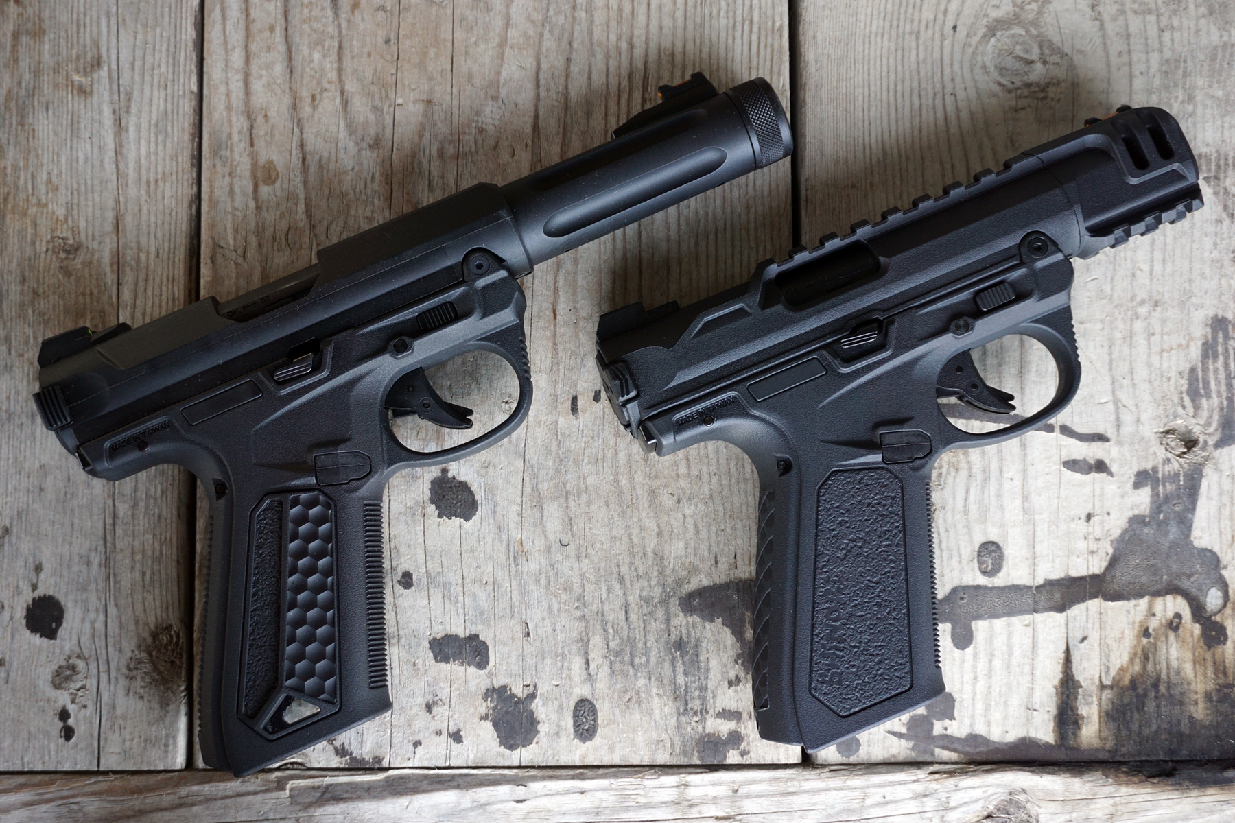 「AAP01 アサシン」（左）と「AAP01C アサシンコンパクト」（右）