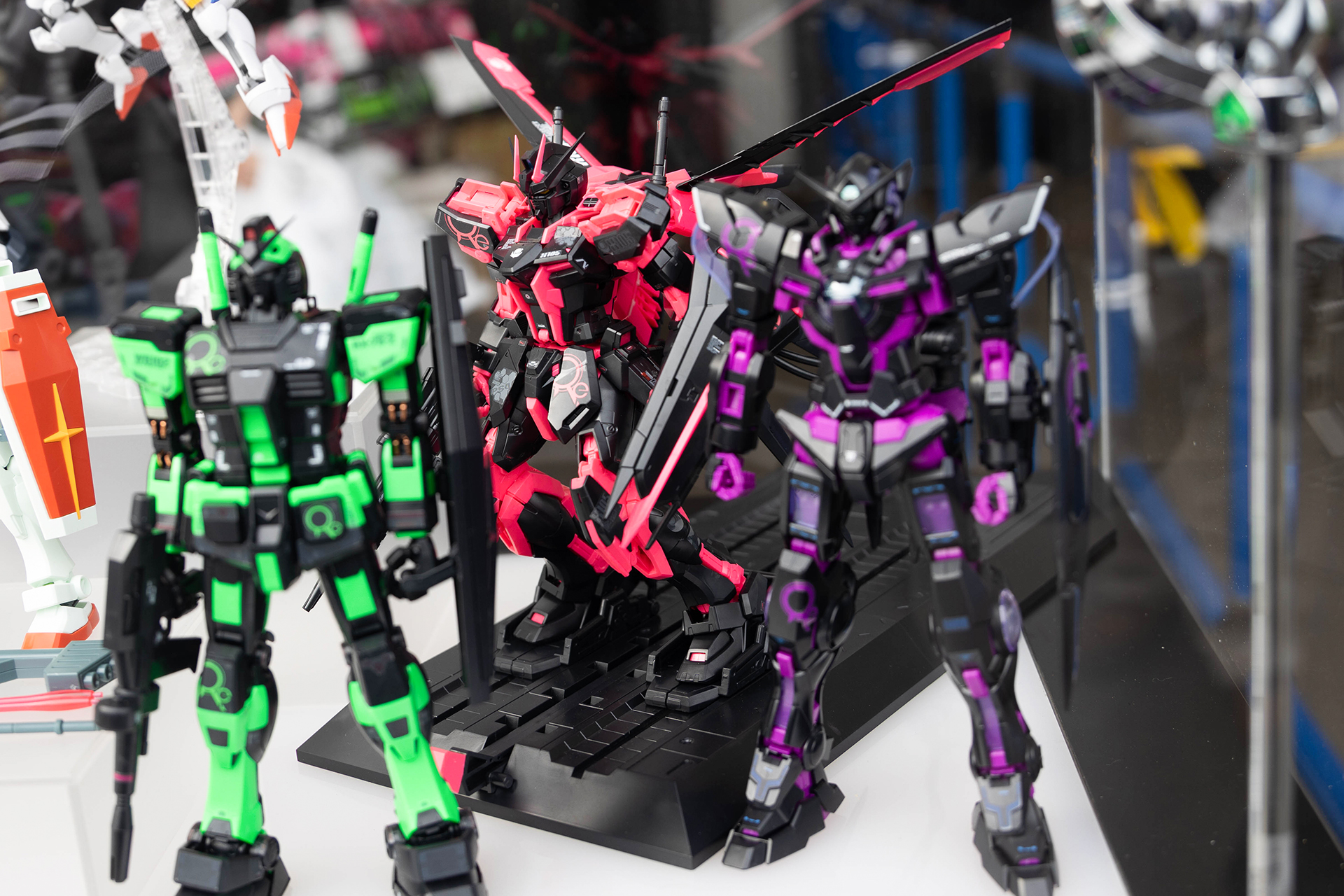奥のピンク色のガンプラが、今回の1番人気だった「MG 1/100 エールストライクガンダム Ver.RM［リサーキュレーションカラー／ネオンピンク］」