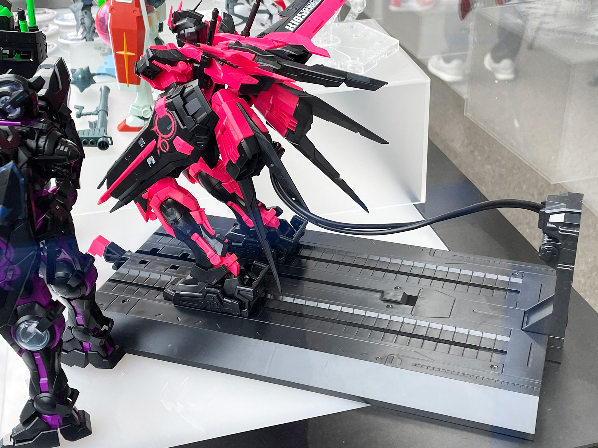 パーツを取り付けることで、奥行きのある仕上がりになる