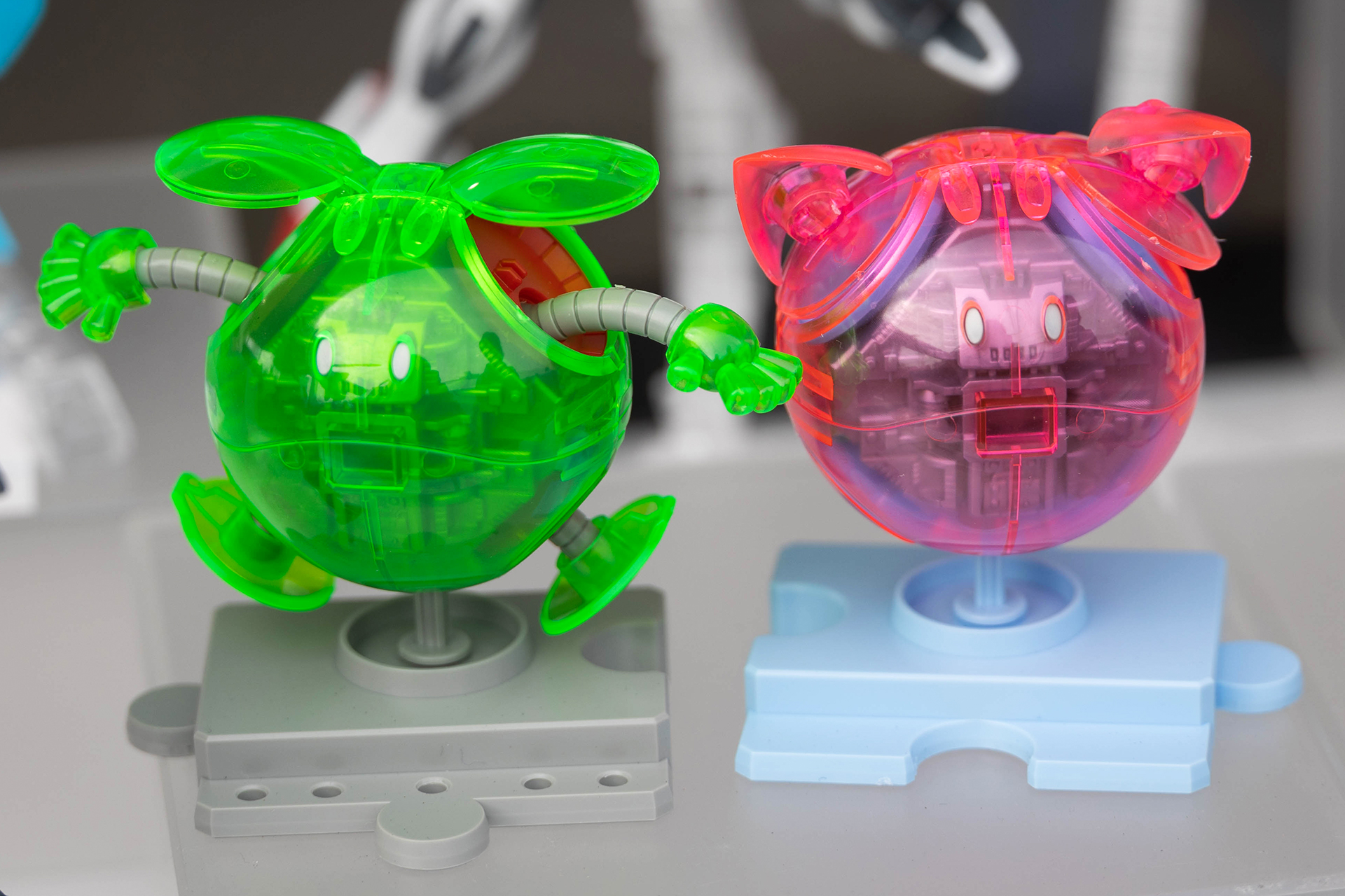 こちらもイベント限定アイテムの「ハロプラ ハロー ベーシックグリーン［クリアカラー］」（写真左）と、「ハロプラ モモハロ［クリアカラー］」