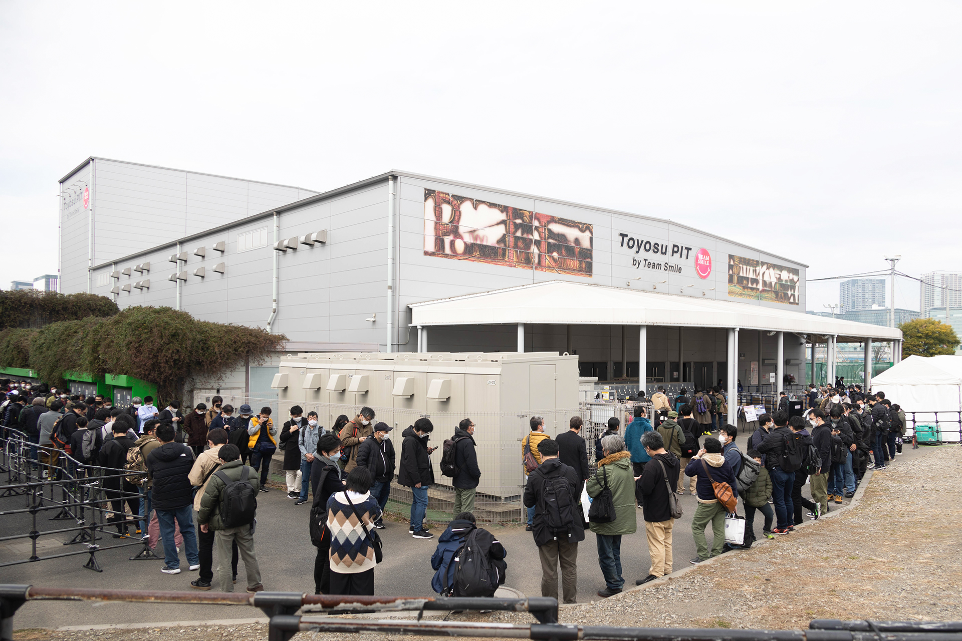 物販コーナーには、このように長い列ができていた