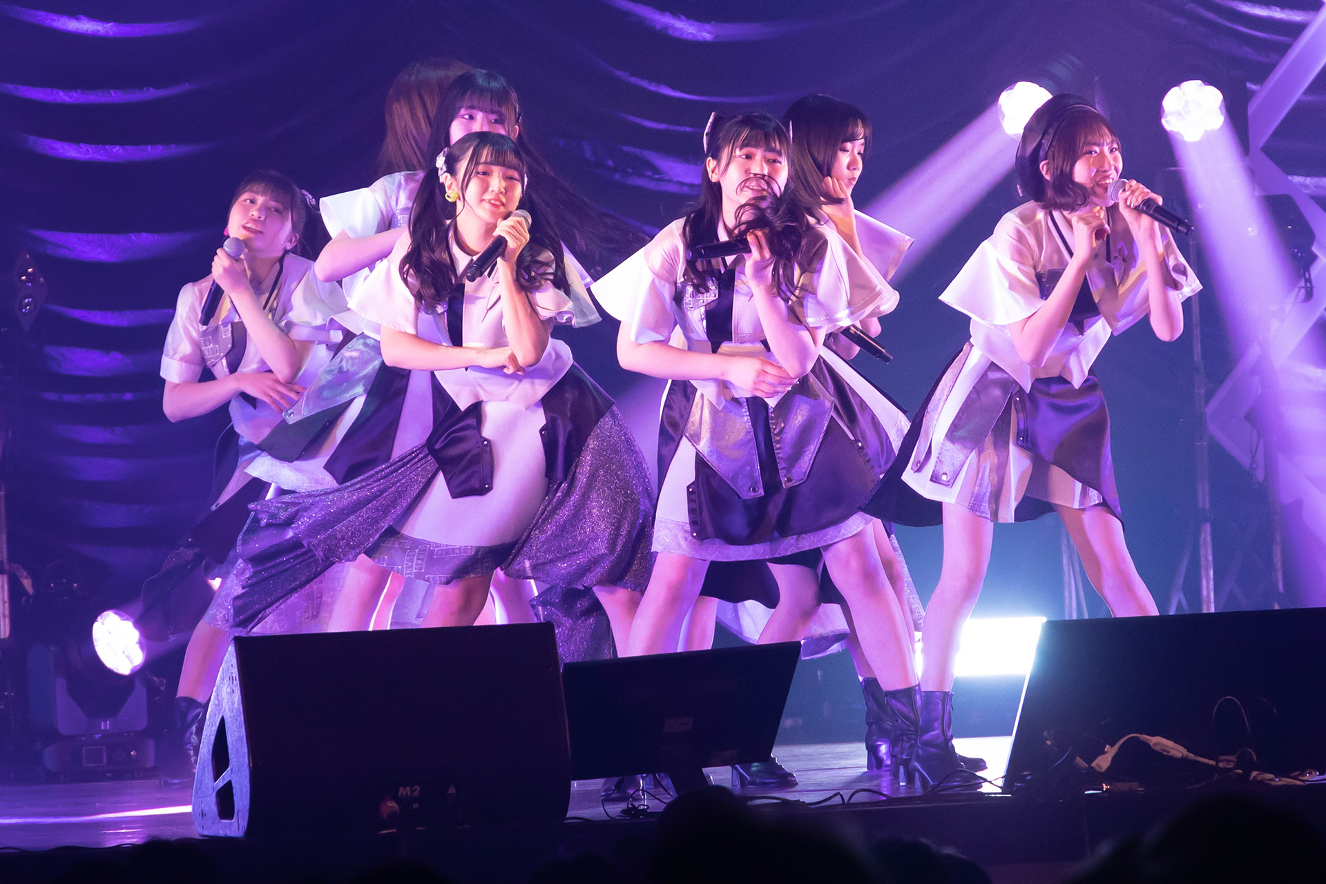 プラモデルと世界を繋ぐことを目指して誕生した、9人組アイドルグループLINKL PLANETのライブでイベントがスタート