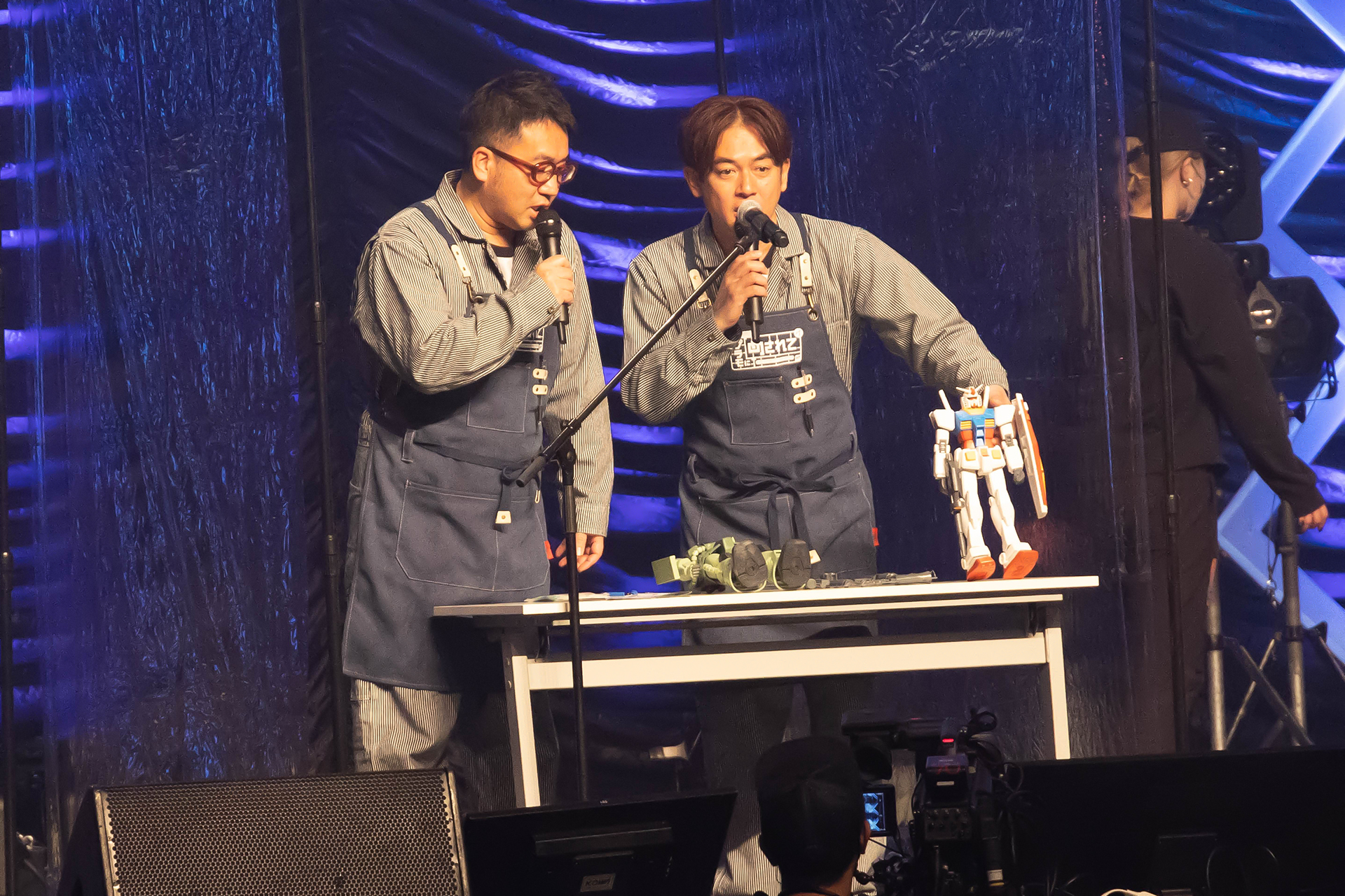 リンクルメンバーと一緒に番組に出演している、お笑い芸人なすなかにしの2人。