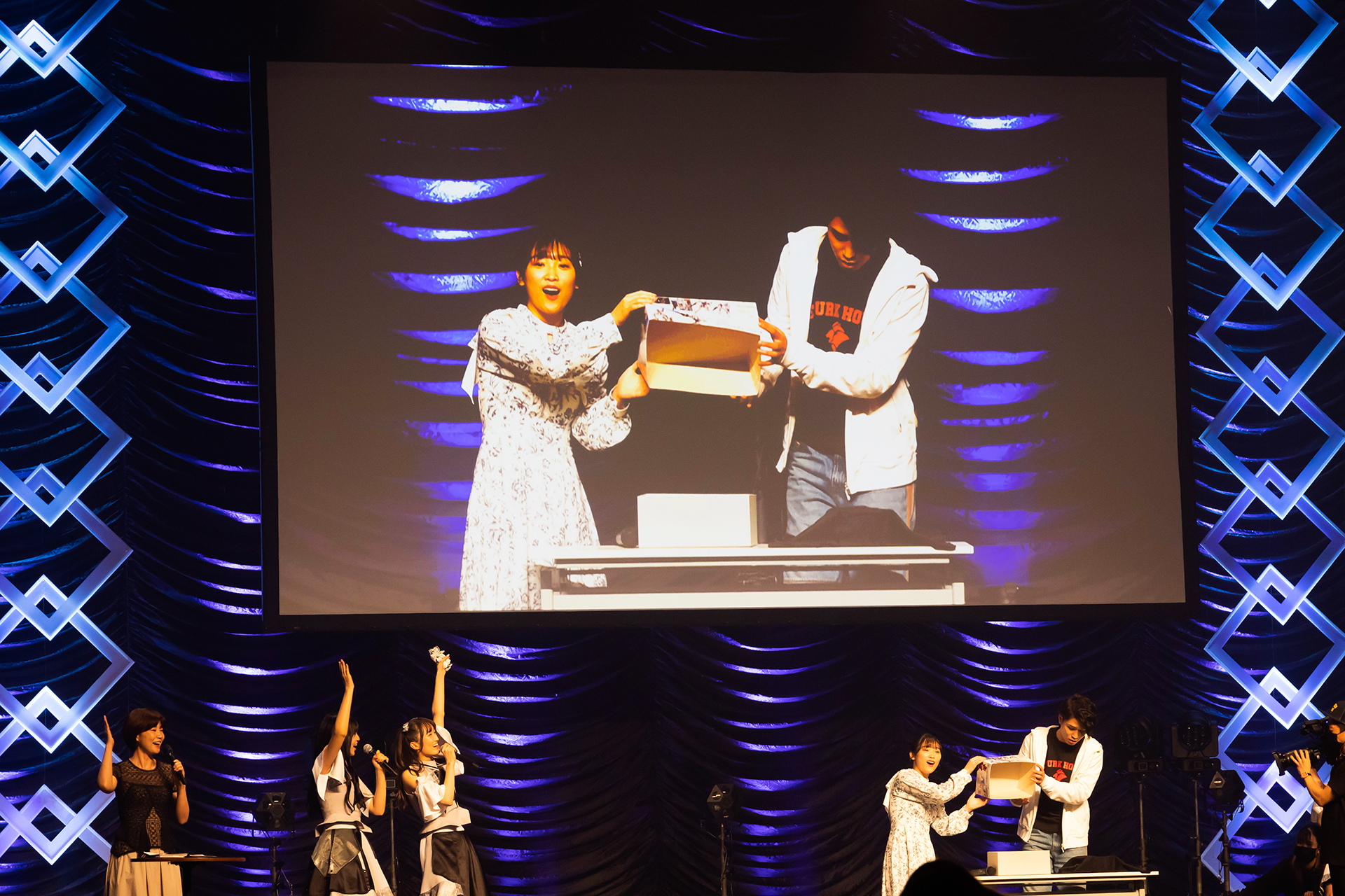 トークが弾んできたところで、「FULL MECHANICS 1/100 ガンダムエアリアル」が開封！